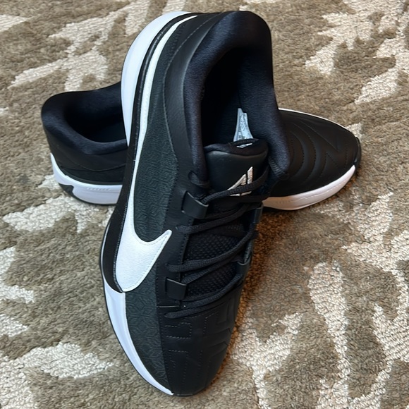 Zoom Freak 5 basketball shoes Men’s 10.5 - Picture 2 of 7